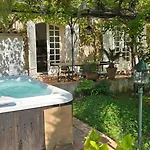 Hébergement de vacances Rez-de-jardin élégant Avec Jacuzzi Calme Saint-Tropez