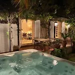 Hébergement de vacances Rez-de-jardin élégant Avec Jacuzzi Calme Saint-Tropez