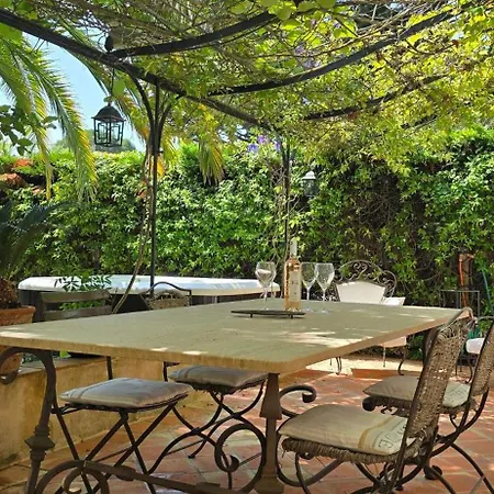House With Garden & Jacuzzi Near Center Ferienhaus