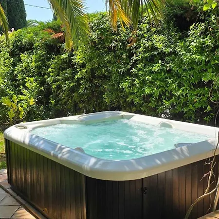 Ferienhaus House With Garden & Jacuzzi Near Center