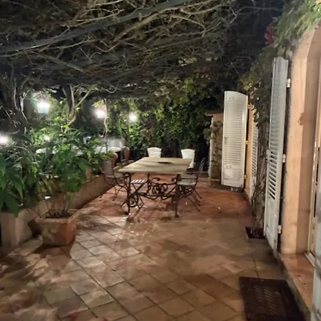 House With Garden & Jacuzzi Near Center *
