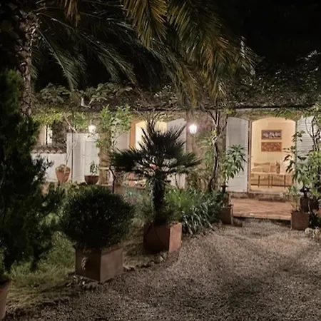 House With Garden & Jacuzzi Near Center *